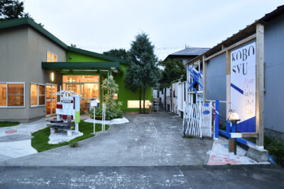工房集の前庭と建物
